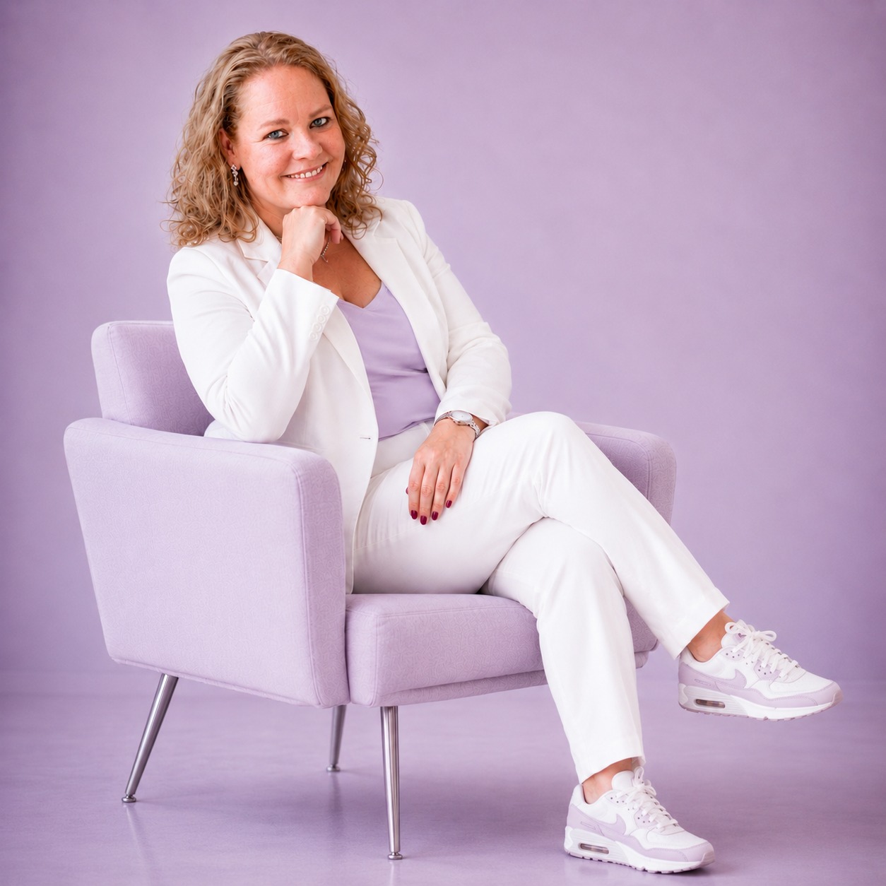 Anne van VA Praktijk in een lichte stoel